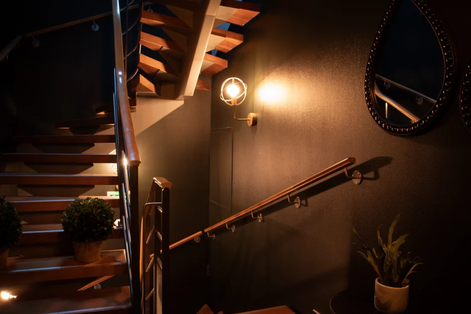 Accès aux étages par un escalier tendance
