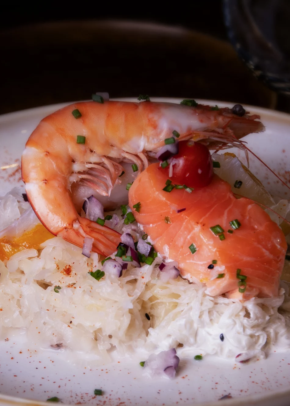 Préparation culinaire chou, saumon et crevettes, par L'Ambiance des Halles