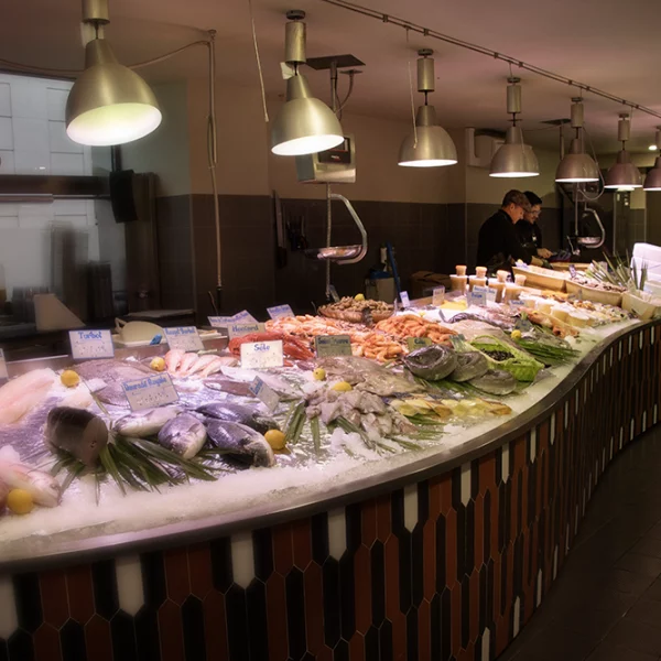 L'ambiance des Halles - poissonnerie à Sens dans l'Yonne