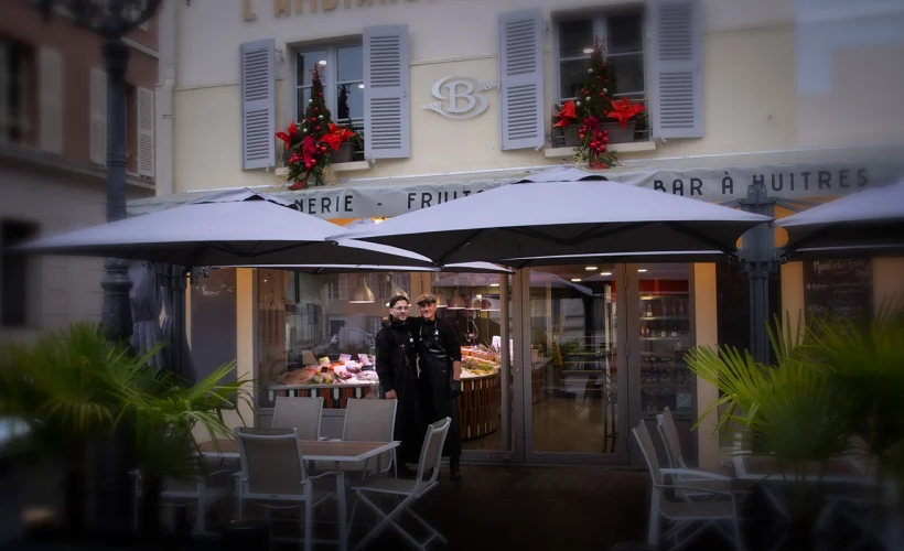 Steve Bagot et son fils, patron devant la poissonnerie L'ambiance des Halles